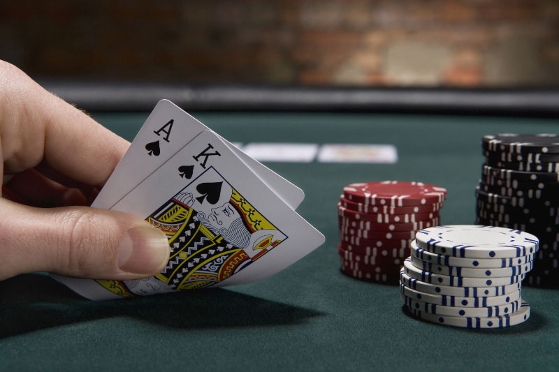 Tay cược thu được lợi gì từ Straddle Poker?